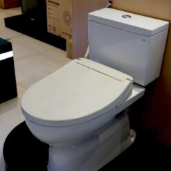 Bồn cầu TOTO CS302DE2 2 khối nắp rửa cơ TCW07S