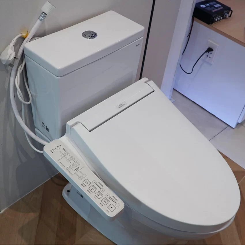 Bồn cầu TOTO CS326DW16 trong không gian phòng tắm hiện đại Bồn cầu TOTO CS326DW16 trong không gian phòng tắm hiện đại