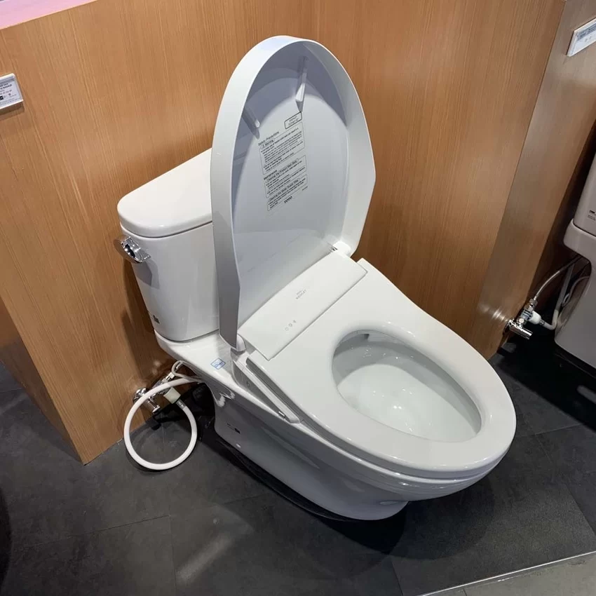 Bệ ngồi với nhiều tính năng tiên tiến Bệ ngồi bồn cầu TOTO CS767CRW12