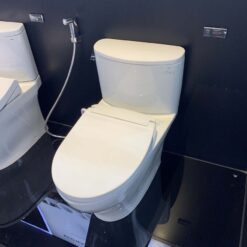 Bồn cầu TOTO CS767RE2 2 khối nắp rửa cơ TCW07S