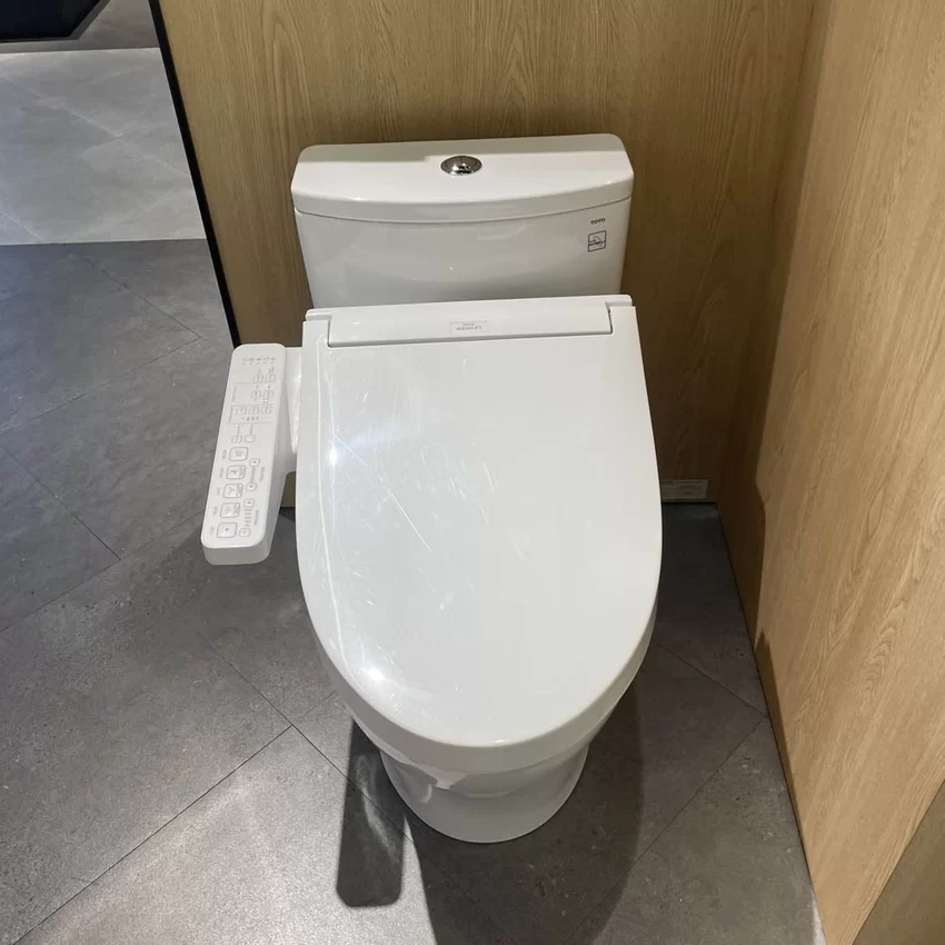 Bồn cầu TOTO MS855CDW17 1 khối nắp điện tử Washlet C2 TCF23460AAA giấu dây 15 Thiết kế hiện đại của bồn cầu TOTO MS855CDW17