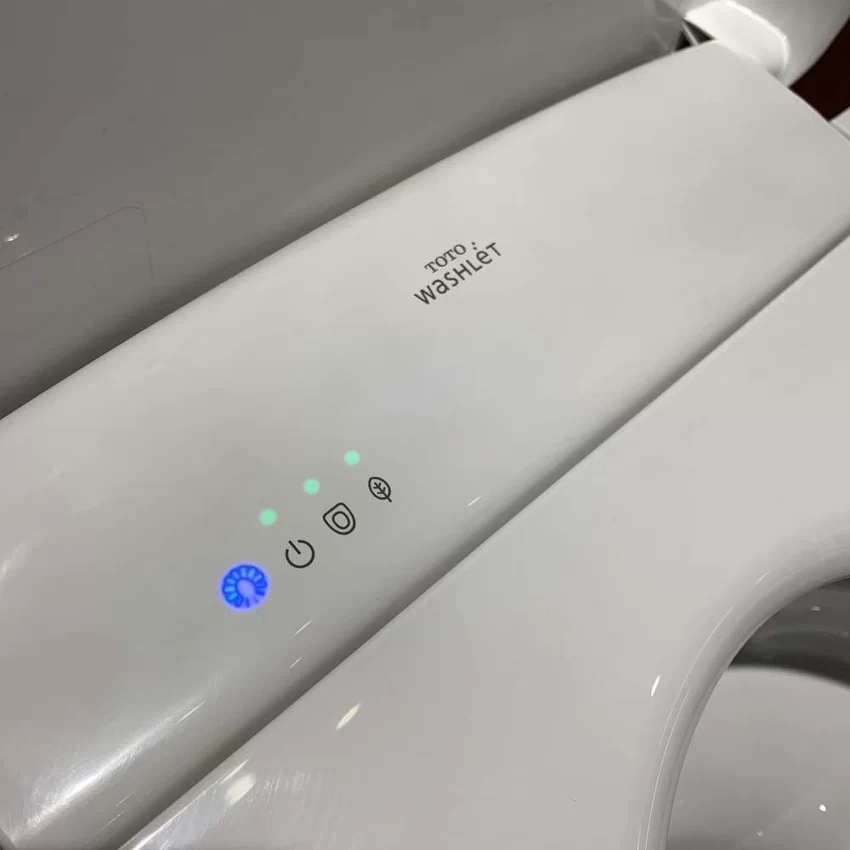 Bồn cầu treo tường điện tử S7 TOTO trong không gian phòng tắm Bồn cầu treo tường điện tử S7 TOTO trong không gian phòng tắm