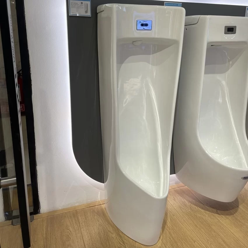 Bồn tiểu nam INAX AFU-600VAC SK: AFU-600VACBW1 Bồn tiểu nam INAX trong không gian công cộng