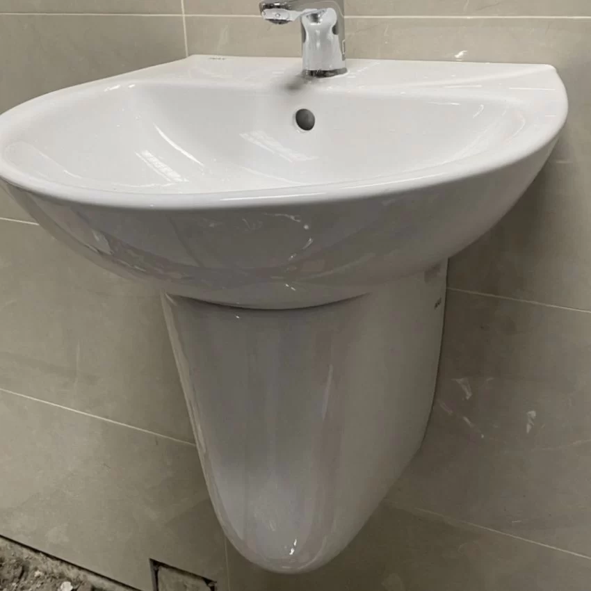 Chân chậu lavabo lửng INAX L-288VC trong phòng tắm Chân chậu lavabo lửng INAX L-288VC trong phòng tắm