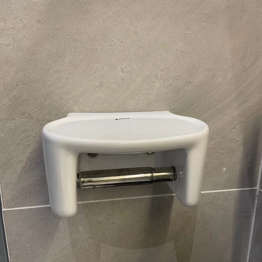 Mua hàng tại cửa hàng Khách hàng lựa chọn hộp giấy vệ sinh INAX