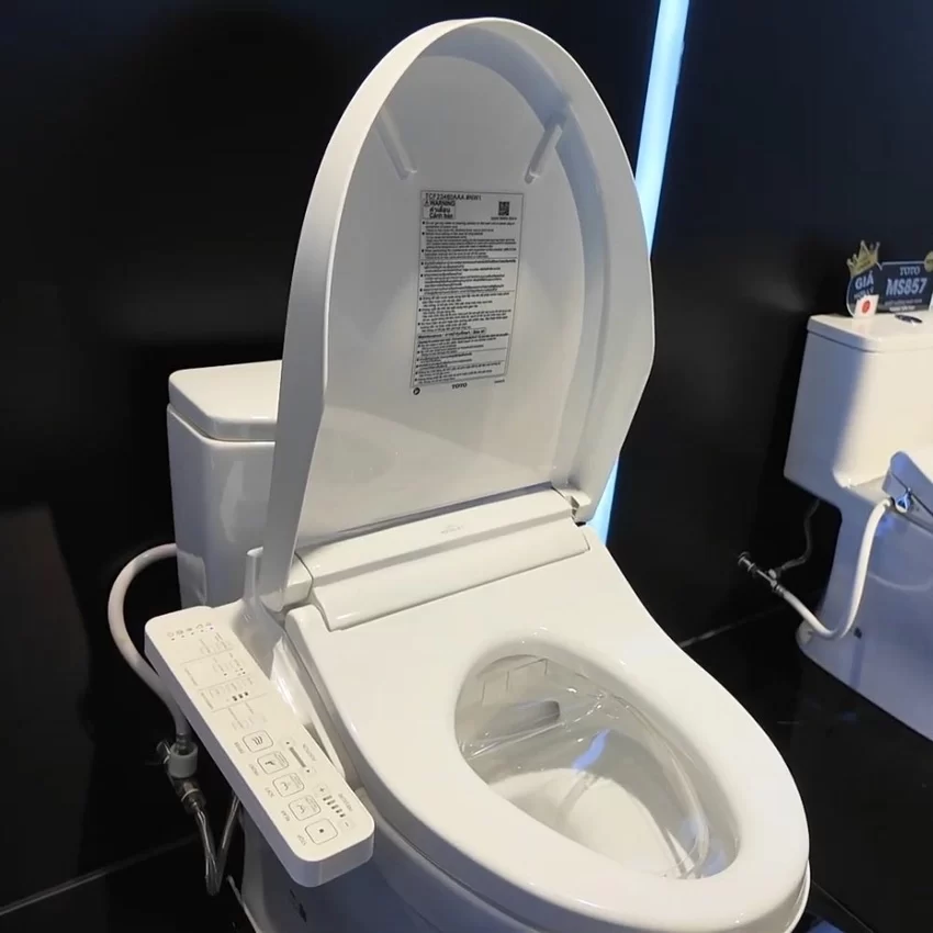 Nắp bồn cầu thông minh Washlet C2 TOTO TCF23460AAA (W17) dành cho bồn cầu giấu dây 14 Nắp bồn cầu Washlet TOTO TCF23460AAA trong không gian phòng tắm