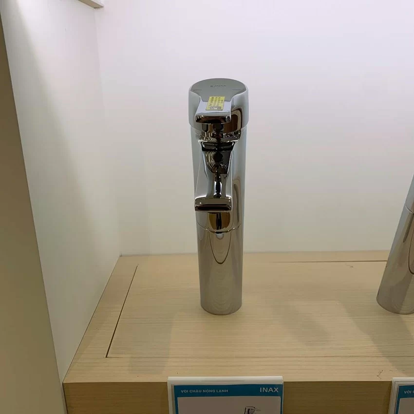 Thiết kế tiện dụng của vòi nóng lạnh INAX LFV-6012SH Thiết kế vòi lavabo nóng lạnh INAX LFV-6012SH