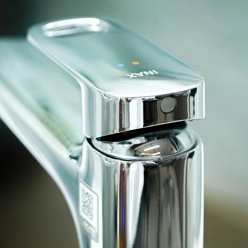 Hình ảnh thực tế LFV-652SH trong phòng tắm Hình ảnh thực tế vòi lavabo INAX LFV-652SH