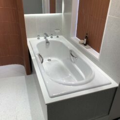 Bồn tắm TOTO FBY1720NHPE#W TVBF412 DB505R-2B gang tráng men 1m7 tay vịn gồm bộ xả thải