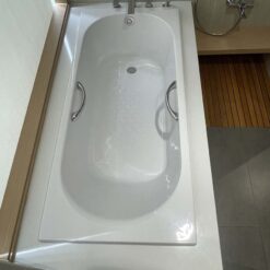 Bồn tắm TOTO PAY1710HV#W TVBF411 nhựa 1m7 tay vịn gồm bộ xả thải