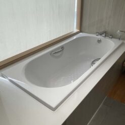 Bồn tắm TOTO PAY1710HV#W TVBF411 nhựa 1m7 tay vịn gồm bộ xả thải