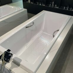 Bồn tắm TOTO PAY1720HV#W TVBF411 nhựa 1m7 tay vịn gồm bộ xả thải