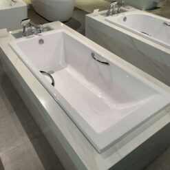 Bồn tắm TOTO PAY1720HV#W TVBF411 nhựa 1m7 tay vịn gồm bộ xả thải