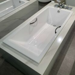 Bồn tắm TOTO PAY1720HV#W TVBF411 nhựa 1m7 tay vịn gồm bộ xả thải