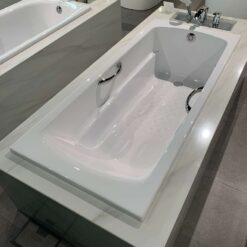 Bồn tắm TOTO PAY1730HV#W TVBF411 nhựa 1m7 tay vịn gồm bộ xả thải