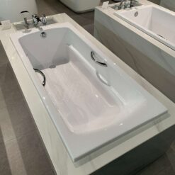 Bồn tắm TOTO PAY1730HV#W TVBF411 nhựa 1m7 tay vịn gồm bộ xả thải