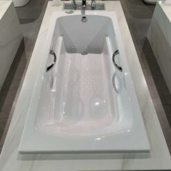 Bồn tắm TOTO PAY1730HV#W TVBF411 nhựa 1m7 tay vịn gồm bộ xả thải