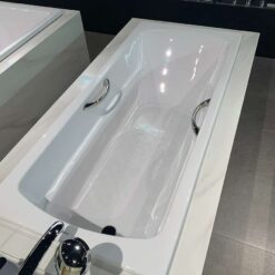 Bồn tắm TOTO PAY1730HV#W TVBF411 nhựa 1m7 tay vịn gồm bộ xả thải