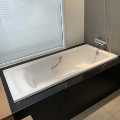 Bồn tắm TOTO PPY1780HPE#P DB505R-3B TVBF412 ngọc trai 1m7 tay vịn gồm bộ xả thải