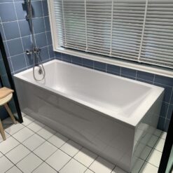 Bồn tắm yếm TOTO PAY1725VC#W TVBF411 nhựa 1m7 gồm bộ xả thải