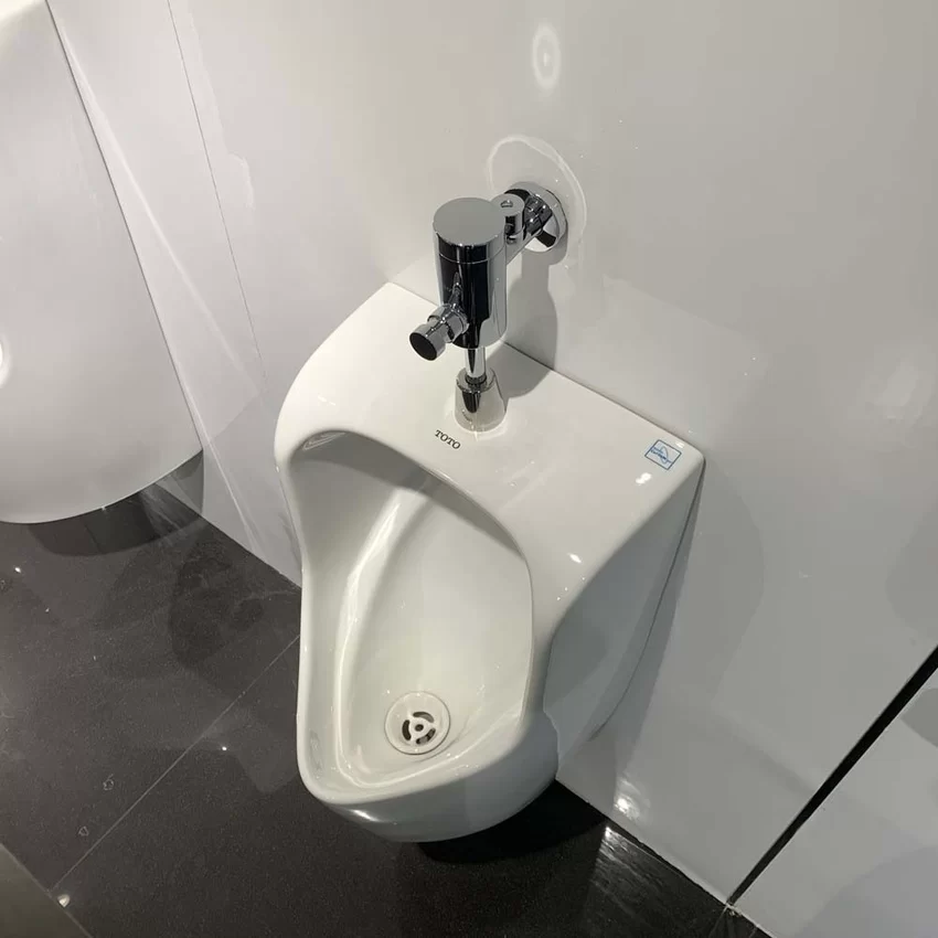 Bồn tiểu nam TOTO UT557T treo tường Bồn tiểu nam TOTO UT557T treo tường 4