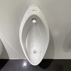 Bồn tiểu nam TOTO UT904HR treo tường xả 0.5L đường cấp nước phía sau