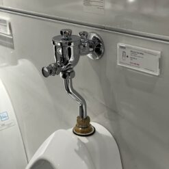 Bồn tiểu nam TOTO UT904N treo tường xả 2L đường cấp nước trên