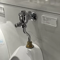 Bồn tiểu nam TOTO UT904N treo tường xả 2L đường cấp nước trên