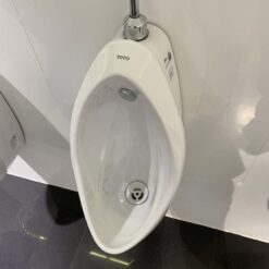 Bồn tiểu nam TOTO UT904R treo tường xả 0.5L đường cấp nước trên