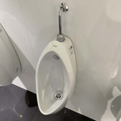 Bồn tiểu nam TOTO UT904R treo tường xả 0.5L đường cấp nước trên