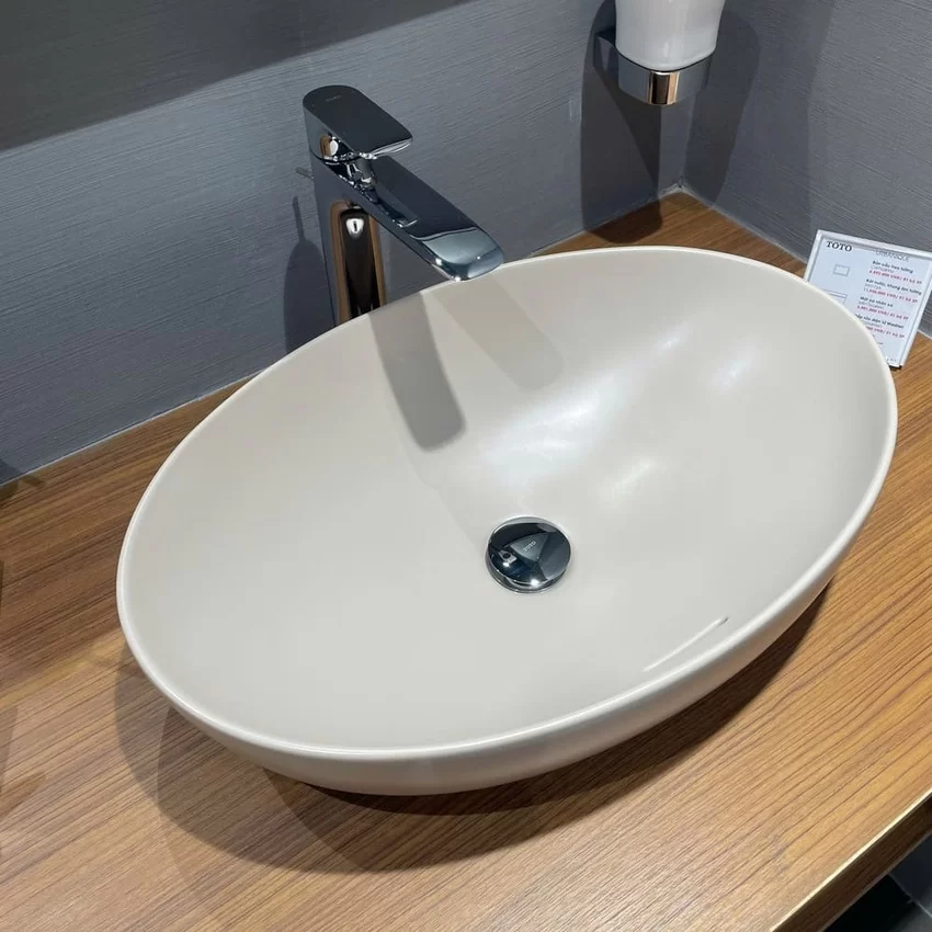 Chậu rửa lavabo TOTO LT1705 với thiết kế hiện đại Chậu rửa lavabo đặt bàn TOTO LT1705 - Hình ảnh 2