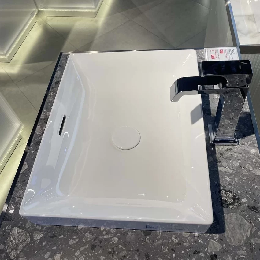 Chậu rửa lavabo đặt bàn TOTO LT4715G19 Linear Ceram (bộ thoát thải VM5D419V) 33 Chậu rửa TOTO LT4715G19 Linear Ceram - Bố trí thực tế