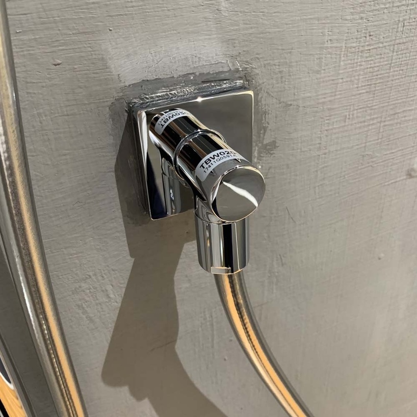 Thiết kế hiện đại, phù hợp với nhiều phong cách phòng tắm Cút nối tường TOTO TBW02013B dáng vuông