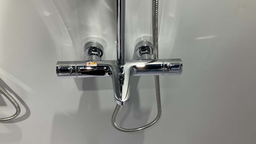 Sen cây nhiệt độ TOTO TBW11440V trong không gian phòng tắm Sen cây nhiệt độ TOTO TBW11440V trong không gian phòng tắm