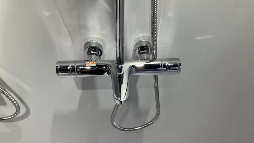 Sen cây nhiệt độ TOTO TBW11440V trong không gian phòng tắm Sen cây nhiệt độ TOTO TBW11440V trong không gian phòng tắm