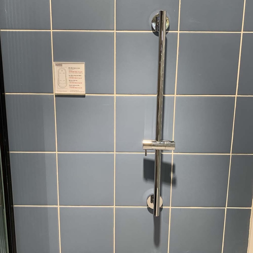 Thanh trượt sen tắm TOTO TBW01016B (659 mm) 20 Thanh trượt sen tắm TBW01016B trong phòng tắm hiện đại