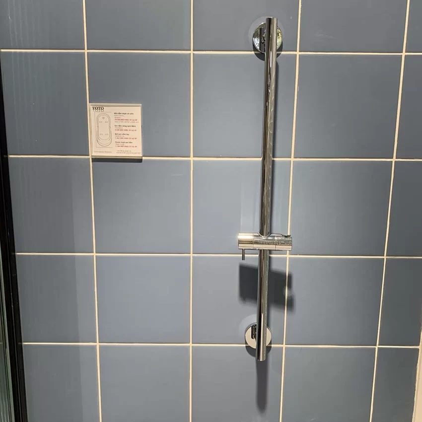 Thanh trượt sen tắm TOTO TBW01016B (659 mm) 20 Thanh trượt sen tắm TBW01016B trong phòng tắm hiện đại