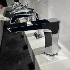 Vòi lavabo cảm ứng TOTO TLE20006A