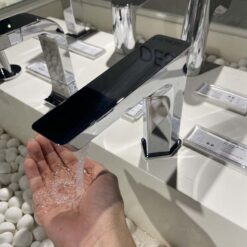Vòi lavabo cảm ứng TOTO TLE20006A