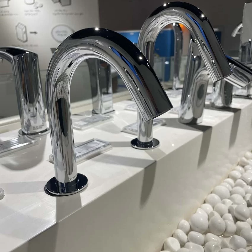 Vòi lavabo cảm ứng TOTO TLE29002A 16 Vòi lavabo cảm ứng TOTO TLE29002A trong phòng tắm