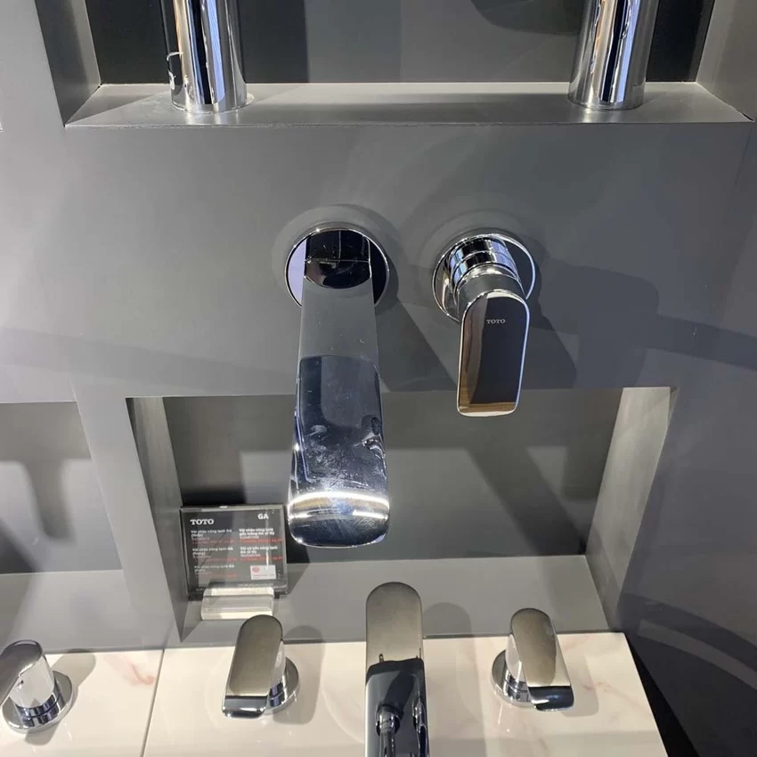 Hình ảnh thực tế của vòi lavabo nóng lạnh gắn tường GA TOTO TLG04310BB Hình ảnh thực tế của vòi lavabo nóng lạnh gắn tường