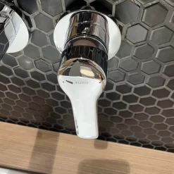 Vòi lavabo nóng lạnh gắn tường GS TOTO TLG03308BB (TLG03308B) 26 Vòi lavabo nóng lạnh gắn tường GS TOTO TLG03308BB (TLG03308B)