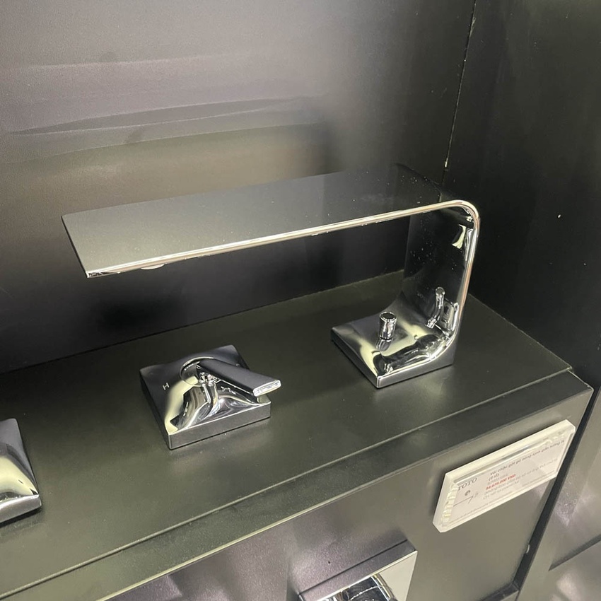 Vòi lavabo nóng lạnh ZL TOTO TLP02301B - Sản phẩm TLP02301B trong không gian sử dụng