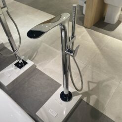 Vòi xả bồn tắm TOTO TBG01306BA đặt sàn nóng lạnh