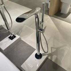 Vòi xả bồn tắm TOTO TBG01306BA đặt sàn nóng lạnh