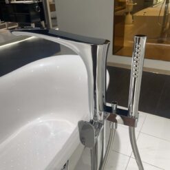 Vòi xả bồn tắm TOTO TBG01306BA TBN01105B đặt sàn nóng lạnh (kèm đế)