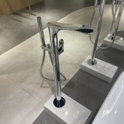 Vòi xả bồn tắm TOTO TBG01306BA TBN01105B đặt sàn nóng lạnh (kèm đế)