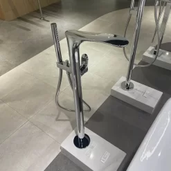 Vòi xả bồn tắm TOTO TBG01306BA TBN01105B đặt sàn nóng lạnh (kèm đế)