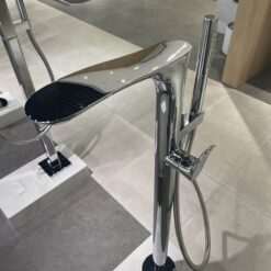 Vòi xả bồn tắm TOTO TBG01306BA TBN01105B đặt sàn nóng lạnh (kèm đế)