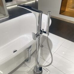 Vòi xả bồn tắm TOTO TBG01306BA TBN01105B đặt sàn nóng lạnh (kèm đế)